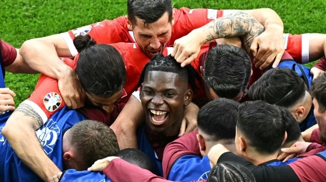 Penyerang Timnas Swiss, Breel Embolo (tengah) merayakan gol ke gawang Hungaria pada laga Euro 2024 di Cologne, Jerman, Sabtu (15/6/2024) malam WIB. Sumber foto : suara.com