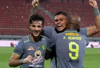 Pesepak bola Persebaya Surabaya Yan Victor (tengah) bersama rekan setim berselebrasi usai mencetak gol ke gawang Arema FC pada pertandingan BRI Liga 1 di Stadion Kapten I Wayan Dipta, Gianyar, Bali, Rabu (27/3/2024). Sumber foto : suara.com