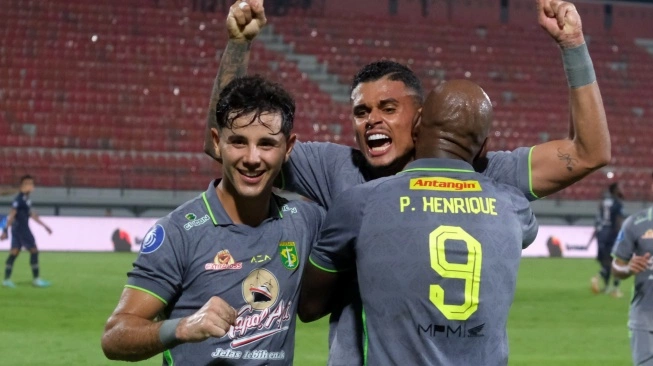 Pesepak bola Persebaya Surabaya Yan Victor (tengah) bersama rekan setim berselebrasi usai mencetak gol ke gawang Arema FC pada pertandingan BRI Liga 1 di Stadion Kapten I Wayan Dipta, Gianyar, Bali, Rabu (27/3/2024). Sumber foto : suara.com