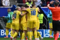 Para pemain Timnas Ukraina merayakan gol ke gawang Slovakia pada laga Euro 2024 di Dusseldorf Arena, Jerman, Jumat (21/6/2024) malam WIB. Sumber foto : suara.com