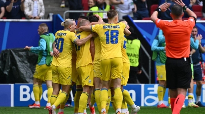 Para pemain Timnas Ukraina merayakan gol ke gawang Slovakia pada laga Euro 2024 di Dusseldorf Arena, Jerman, Jumat (21/6/2024) malam WIB. Sumber foto : suara.com