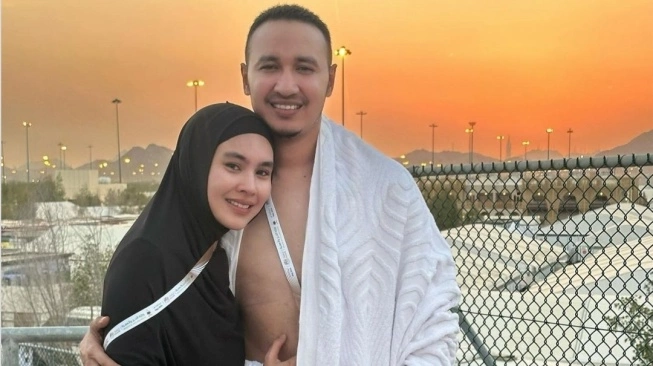 Kartika Putri dan Habib Usman bin Yahya Tunaikan Ibadah Haji. Sumber foto : suara.com