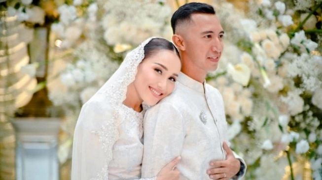 Pasangan artis; Ayu Ting Ting dan Lettu Muhammad Fardhana (sumber: suara.com)