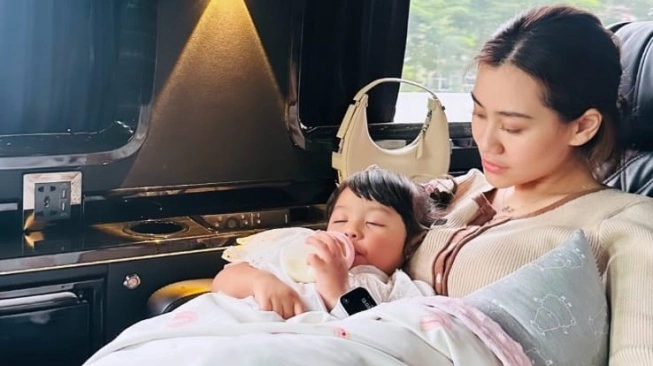 Aaliyah Massaid asuh Ameena pasca kepergian Aurel Hermansyah ke Tanah Suci (sumber: suara.com)