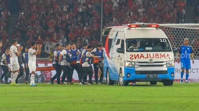 Ambulan membawa pemain Timnas Filipina Adrian Ugelvik yang mengalami cedera parah saat pertandingan Kualifikasi Piala Dunia 2026 Zona Asia antara Indonesia melawan Filipina (sumber: suara.com)