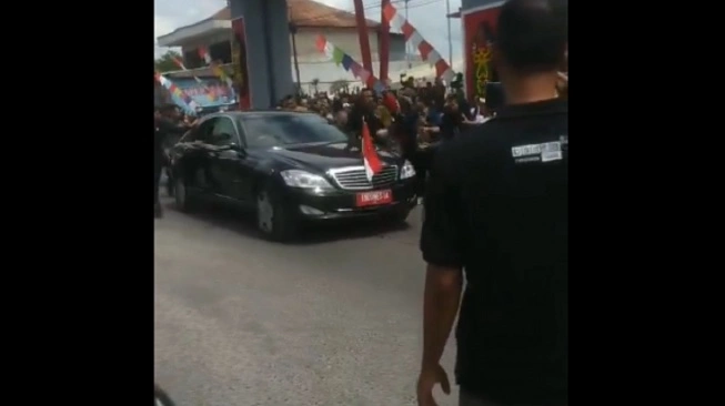 Mobil ambulans bawa pasien disuruh berhenti dan matikan sirine saat rombongan Presiden Jokowi lewat.  (sumber: suara.com)