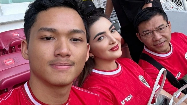 Anang Hermansyah dan Ashanty nonton pertandingan Timnas. (sumber: suara.com)