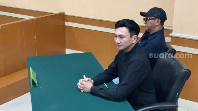 Anji menghadiri sidang cerai perdana di Pengadilan Agama Cibinong, Jawa Barat, Kamis (6/6/2024) (sumber: suara.com)