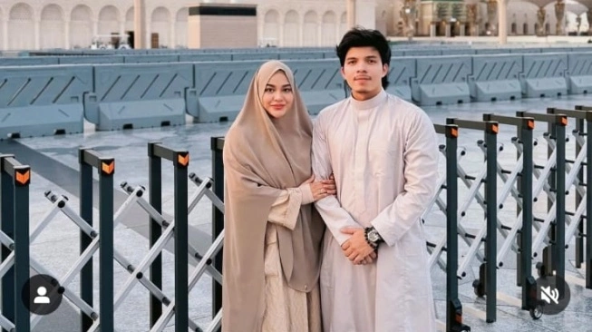 Atta Halilintar dan Aurel Hermansyah tiba di Tanah Suci untuk ibadah haji (sumber: suara.com)