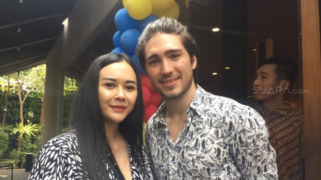 Aura Kasih dan Eryck Amaral  (sumber: suara.com)