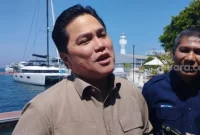 Ketua Umum PSSI Erick Thohir saat ditemui di kawasan Pelabuhan Benoa, Kota Denpasar, Minggu (12/5/2024)  (sumber: suara.com)
