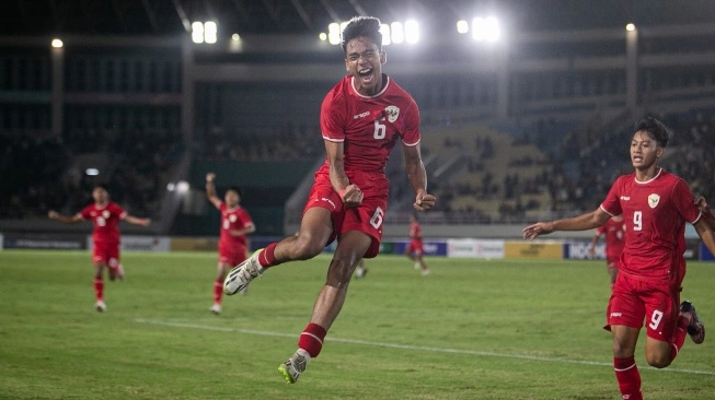 Pesepak bola Timnas Indonesia Evandra Florasta berselebrasi usai berhasil mencetak gol (sumber: suara.com)