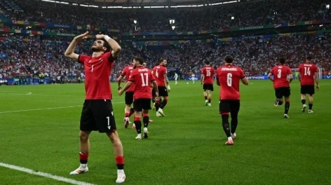 Penyerang Georgia #07 Khvicha Kvaratskhelia merayakan mencetak gol pertama timnya selama pertandingan sepak bola Grup F UEFA Euro 2024 (sumber: suara.com)