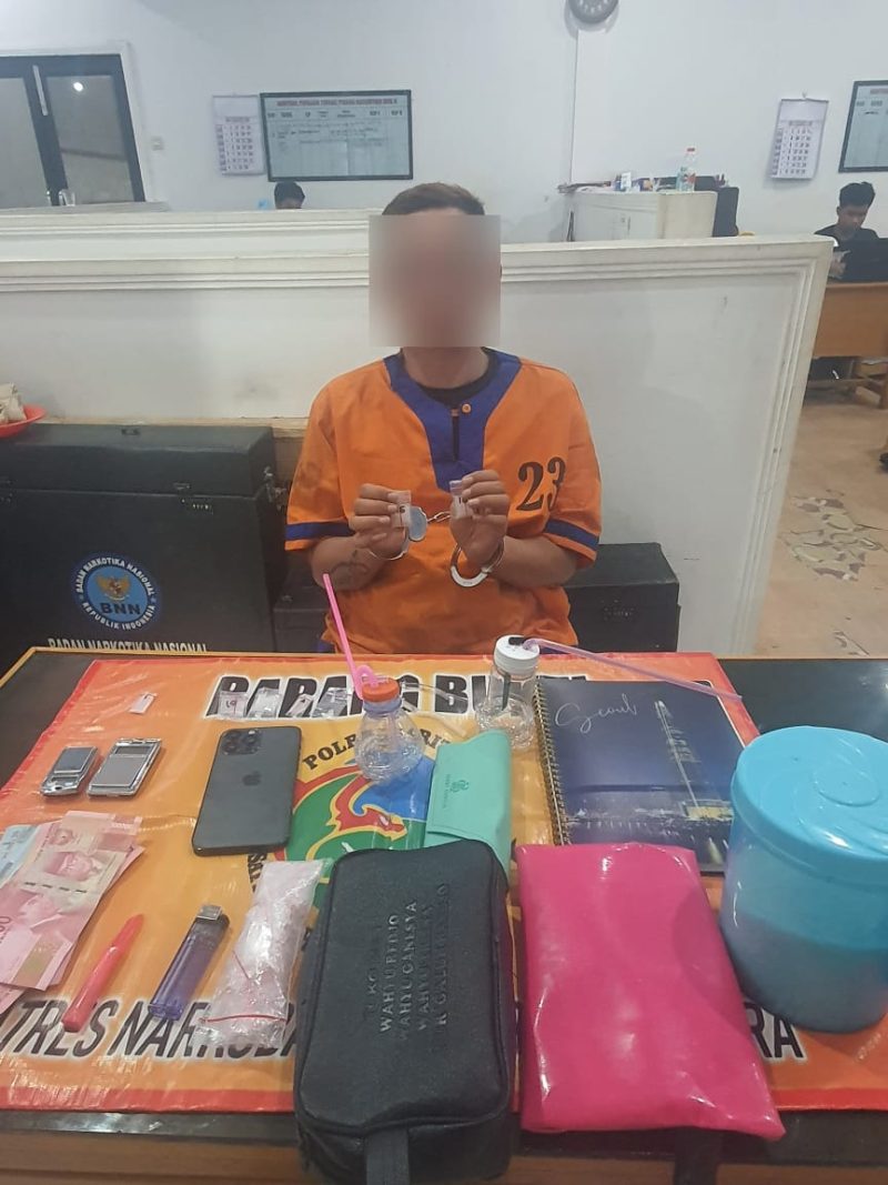 Pelaku penyalahgunaan narkotika jenis sabu berinisial UBD alias Ubai (44) warga Cempaka Putih usai ditangkap bersama sejumlah barang bukti. Foto: Satresnarkoba Polres Barut