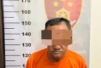 Pelaku eks Kades Ambungan, Pelaihari, Tanah Laut, usai ditetapkan sebagai tersangka pencabulan anak di bawah umur. Foto: dok. Polsek Pelaihari