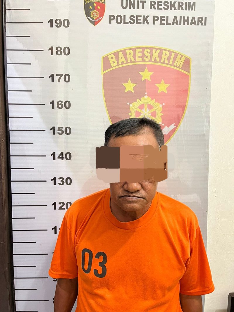 Pelaku eks Kades Ambungan, Pelaihari, Tanah Laut, usai ditetapkan sebagai tersangka pencabulan anak di bawah umur. Foto: dok. Polsek Pelaihari