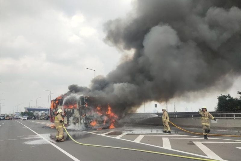 Sebuah bus pariwisata bernopol S 7783 UA hangus terbakar di Tol Dalam Kota Wiyoto Wiyono KM 02.400 Jatinegara, Jakarta Timur, Rabu (12/6/2024) pagi. Foto: Gulkarmat Jakarta Timur via Antara