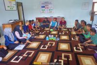 Kasus perkelahian siswa SMP di Takisung dimediasi di Kantor Desa Gunung Makmur. Foto: Farida Alriani/1tulah.com