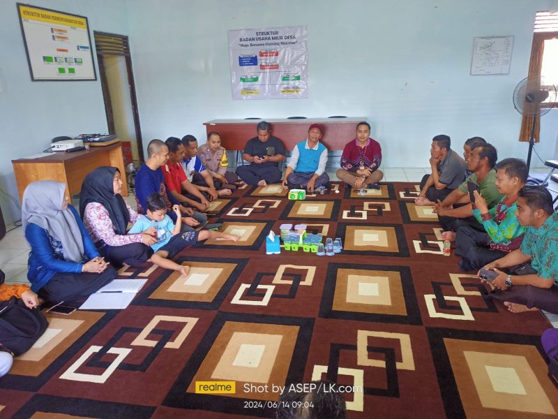 Kasus perkelahian siswa SMP di Takisung dimediasi di Kantor Desa Gunung Makmur. Foto: Farida Alriani/1tulah.com