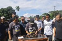 Kegiatan penandatanganan prasasti peresmian Kampung Olahraga di Desa Panggung, Kecamatan Pelaihari, Tanah Laut, oleh Pj Bupati Syamsir. Foto: Diskominfo Tala