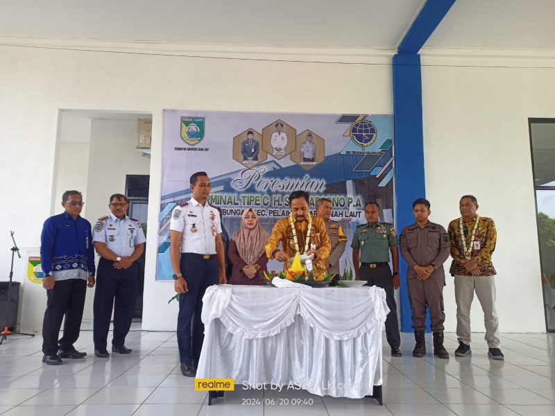 Pj Bupati Syamsir meresmikan terminal H Soemarsono P A di Desa Ambungan. Foto: Farida Alriani/1tulah.com