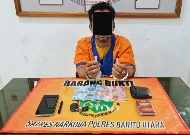 Pria berinisial H alias NO (41) tersangka pengedar narkoba jenis sabu warga warga Benao Hulu RT 004, Kecamatan Lahei Barat bersama barang bukti saat diamankan di Satresnarkoba Polres Barut, Kamis