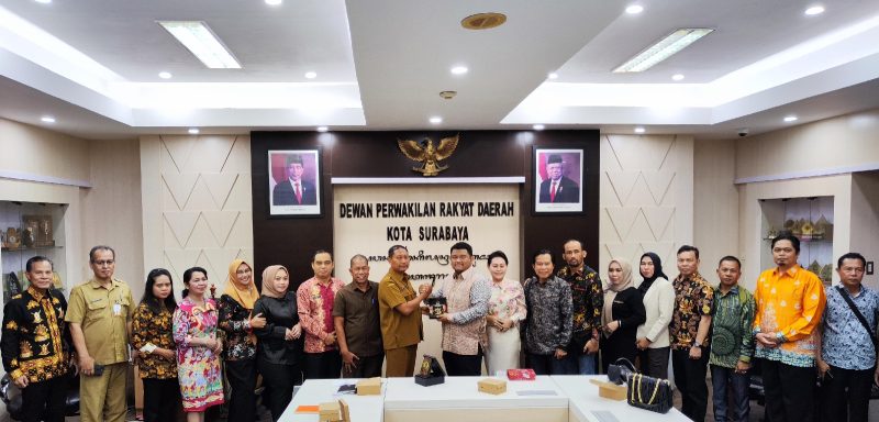 Panitia Khusus (Pansus) III DPRD Kapuas melakukan kunjungan kerja ke DPRD Surabaya, Jawa Timur pada Senin (20/5/2024). 
