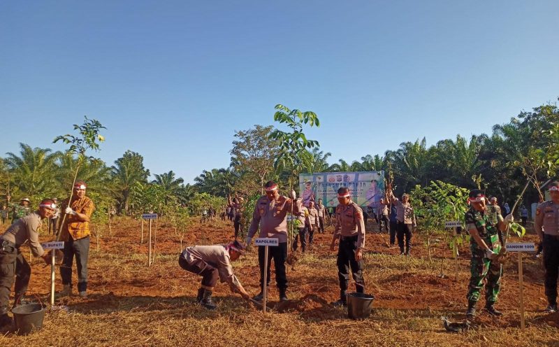 Kegiatan penanaman pohon dalam rangka memperingati HUT ke-78 Bhayangkara. Foto: Farida Alriani/1tulah.com