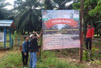 Pemasangan spanduk ucapan terima kasih kepada Pj Bupati Syamsir dan DPRD Tala dari warga Desa Tebing Siring. Foto: Warga Tebing Siring