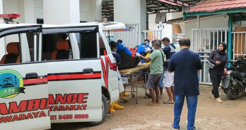Korban tenggelam saat dibawa ke RSUD Puruk Cahu, Jumat sore. (Foto : 1tulah.com)