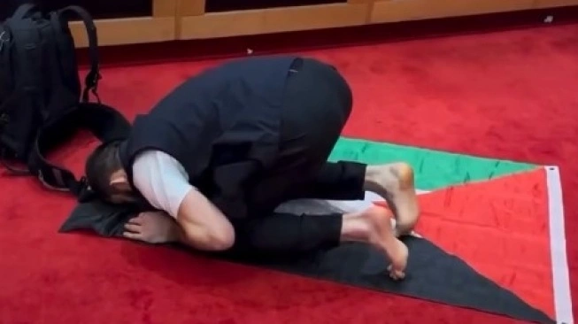 Keluar dari Neraka 5 Ronde, Islam Makhachev Salat dengan Sajadah Bendera Palestina (sumber: suara.com)