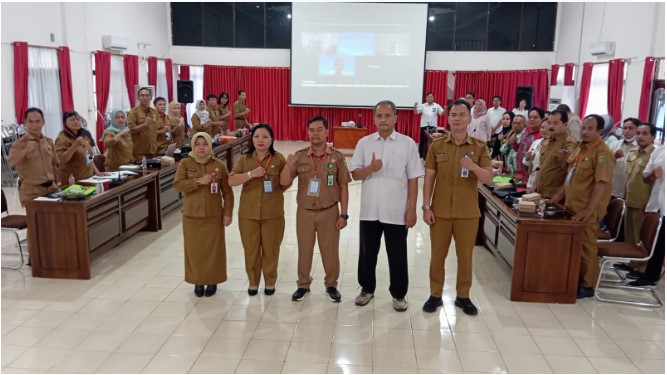 Ida Safitri, Kepala DKPPP Barsel (kiri pojok) saat berfoto bersama peserta dan panitia pelatihan, usai acara pelatihan budidaya perikanan resmi dibuka, bertempat di Aula Kantor Bappeda, Senin (10/6/2024). 
Foto. Alifansyah/1tulah.com
