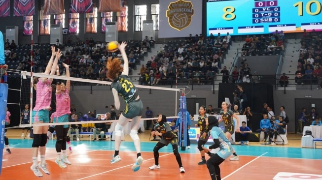 Pemain Jakarta Electric PLN, Marina Markova melakukan smash keras saat menghadapi Gresik Petrokimia Pupuk Indonesia pada lanjutan PLN Mobile Proliga di Pontianak, Kalimantan Barat, Sabtu (22/6/2024). (sumber: suara.com)