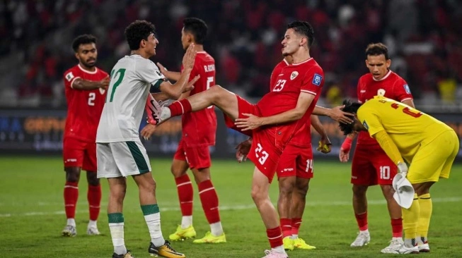Bek Timnas Indonesia Justin Hubner (tengah) menyapa dan bercanda dengan pesepak bola Tim nasional Irak Ali Jasim Elaibi (kiri) dalam laga lanjutan Grup F Kualifikasi Piala Dunia 2026 zona Asia (sumber: suara.com)