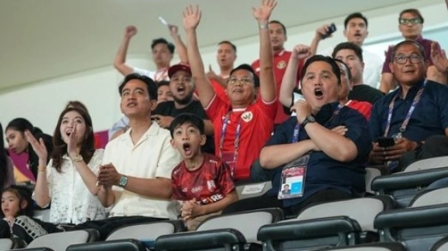 Cucu Presiden Jokowi, Jan Ethes berteriak usai Timnas Indonesia U-16 mencetak gol ke gawang Singapura dalam laga Piala AFF U-16 2024 di Stadion Manahan, Solo, Jumat (21/6/2024) (sumber: suara.com)