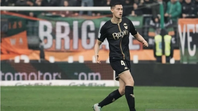 Pemain Timnas Indonesia, Jay Idzes saat tampil bersama Venezia di Serie B Italia. (sumber: suara.com)