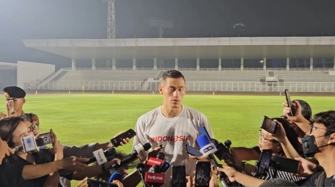 Bek Timnas Indonesia, Jay Idzes (tengah) menjawab pertanyaan para pewarta setelah menjalani latihan di Stadion Madya, Jakarta, Minggu (9/6/2024) (sumber: suara.com)