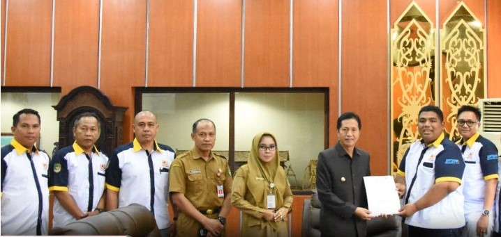Pj Bupati Barut Drs Muhlis saat menerima Ketua dan Pengurus Komite Olahraga Nasional Indonesia (KONI) Kabupaten Barito Utara di Ruang Kerja Bupati Barito Utara, Senin (3/6/2024).Foto:Delia/1tulah.com