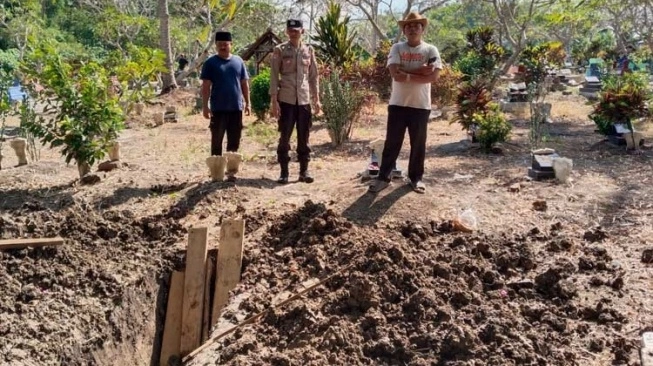 Makam di TPU Dusun Krajan, Desa Plampangrejo, Kecamatan Cluring, Banyuwangi, Jawa Timur dibongkar orang tak dikenal. (sumber: suara.com)