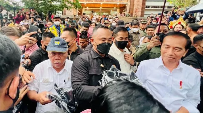 Menteri PUPR Basuki Hadimuljono saat mendampingi Presiden Jokowi (sumber: suara.com)