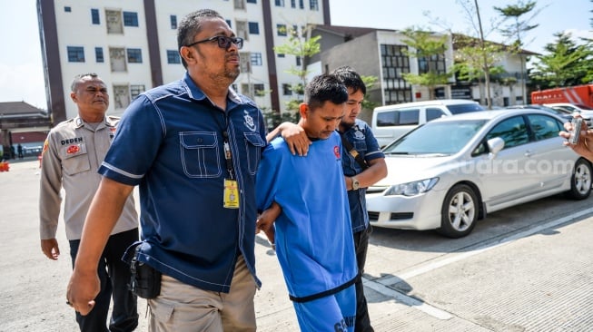 Petugas Kepolisian menggiring tersangka kasus pembunuhan Pegi Setiawan untuk dihadirkan pada konferensi pers  (sumber: suara.com)