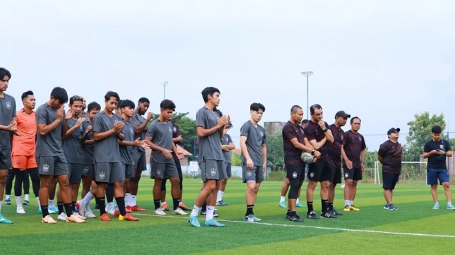 Pemain PSIS Semarang saat melakukan latihan pada Rabu (27/3/2024). (sumber: suara.com)