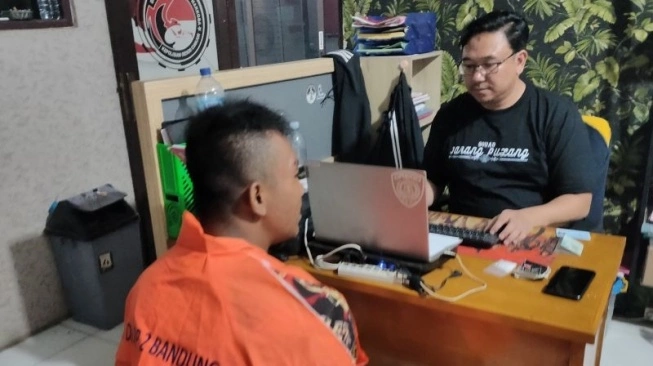 Pegawai KAI unit JJ Daop 2 Bandung, FS (30) ditangkap Satnarkoba Polres Cianjur, Jawa Barat, saat mengambil paket sabu (sumber: suara.com)
