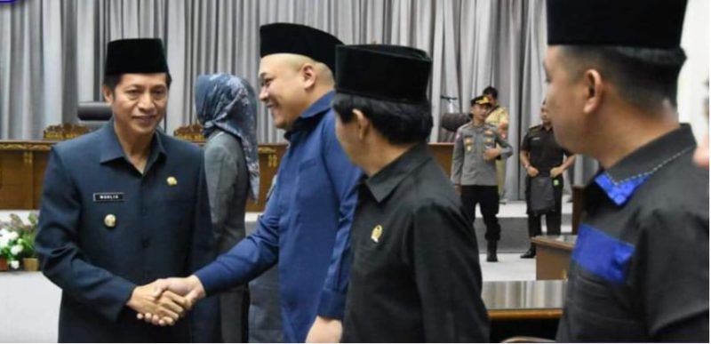 Pj Bupati Barito Utara Drs Muhlis usai memberikan jawaban atas pemandangan umum fraksi-fraksi DPRD Barito Utara di Ruang Rapat DPRD Kabupaten Barito Utara, Senin (10/6/2024).Foto:Delia/1tulah.com