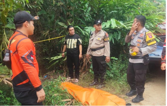Tim BPBD bersama Polsek Dusun Selatan, dan TNI serta warga setempat usai mengangkat jenazah korban dari parit untuk dibawa ke RSUD Buntok, Senin (17/6/2024). Foto. Alifansyah/1tulah.com