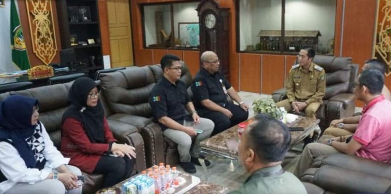 Tim dari Dirjen Perkebunan dan Dirjen Perbenihan Kementerian Pertanian Republik Indonesia di ruang kerja bupati Barito Utara, Selasa (11/6/2024). Foto:Delia/1tulah.com