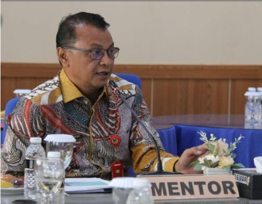Pj. Sekertaris Daerah Barito Utara Drs. Jufriansyah M.AP bertindak selaku mentor pada seminar aksi Perubahan Kinerja Organisasi Pelatihan Kepemimpinan Administrator angkatan V Tahun 2024 yang diselenggarakan Badan Pengembangan Sumber Daya Manusia Provinsi Jawa Timur, Selasa (4/6/2024).Foto:Istimewa Pemkab Barut