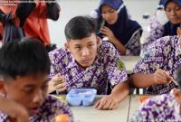 Foto Ilustrasi: Simulasi Makan Siang Gratis di SMPN 2 Curug, Tangerang. (Sumber: ekon.go.id)