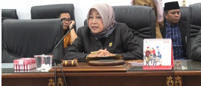 Ketua DPRD Barito Utara, Ir. Hj Mery Rukaini M. IP saat membuka RDP terkait Pelayanan Kesehatan RSUD Muara Teweh dan Puskesmas se-Barito Utara, Senin (3/6/2024). Foto:Delia/1tulah.com