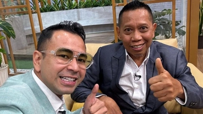 Tukul Arwana kembali syuting dan kali ini menjadi bintang tamu acara program yang diasuh Raffi Ahmad. (sumber: suara.com)